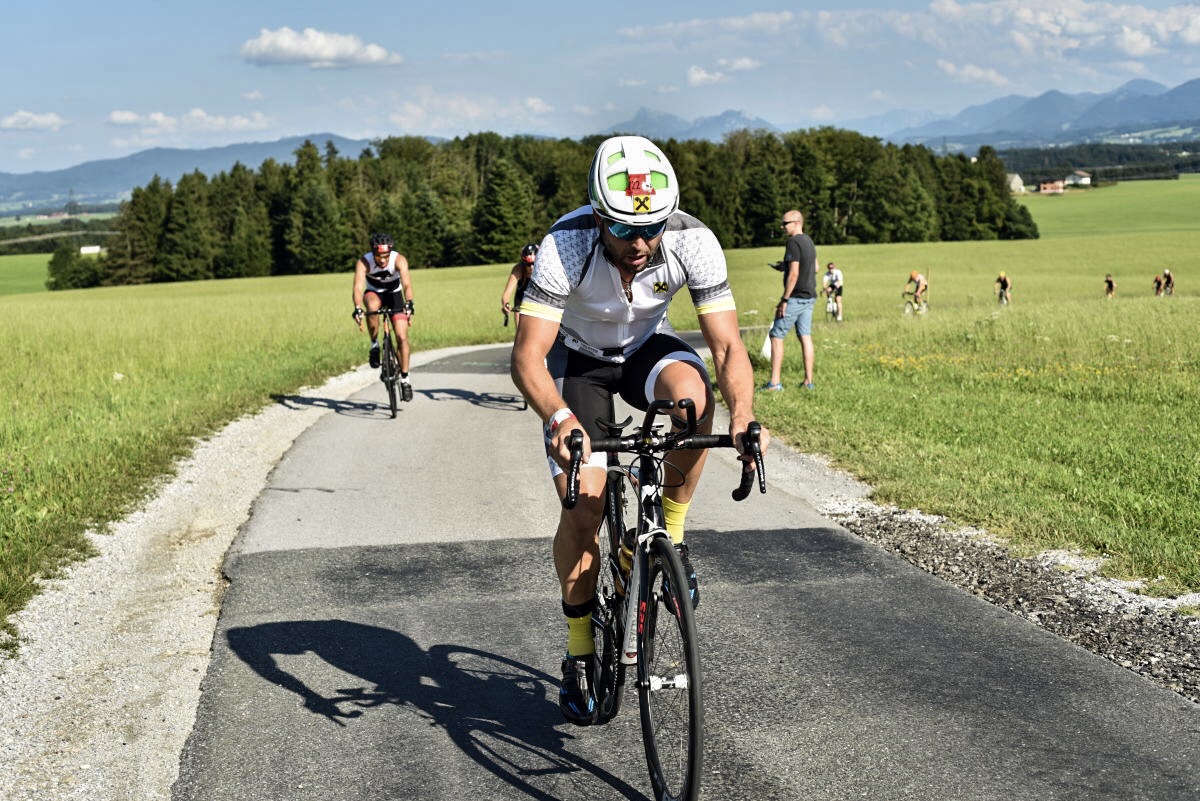 Andi Prommegger auf der Radstrecke in voller Konzentration durch das Ortszentrum von Obertrum am See
