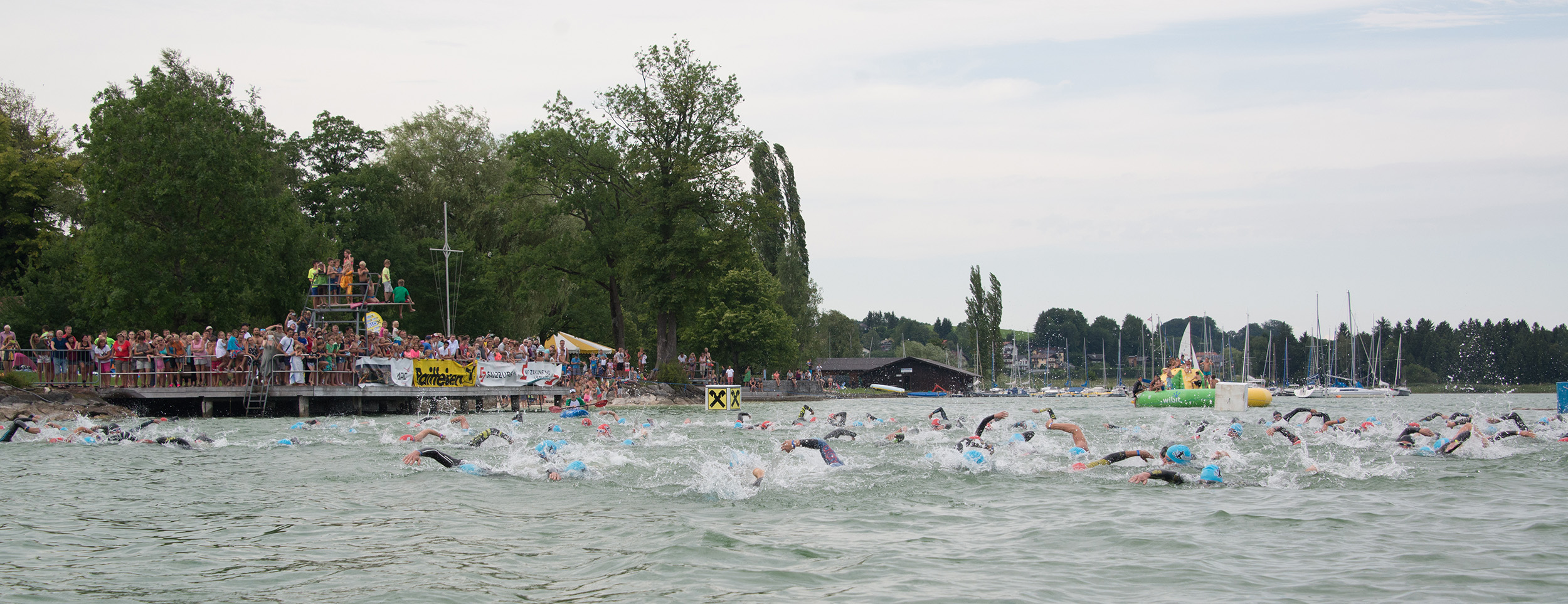 Knapp 200 SchwimmerInnen beim Start in Seeham